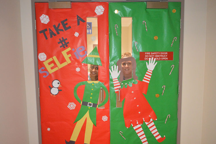 Busy Elves Decorate Canowindra Hospital - The Canowindra Phoenix